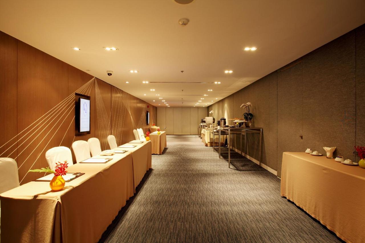 Centara Watergate Pavilion Hotel Банкок Екстериор снимка