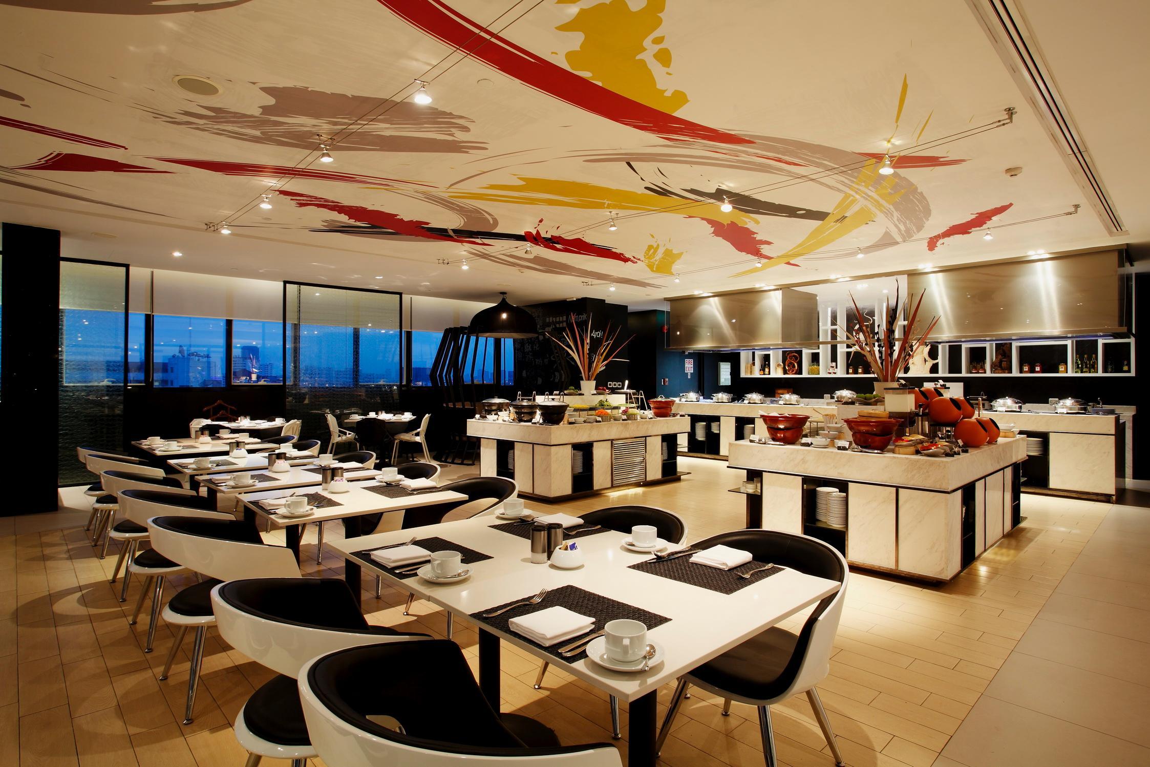 Centara Watergate Pavilion Hotel Банкок Екстериор снимка